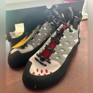 La Sportiva Tarantulace Gray/Hibiscus Climbing Shoes